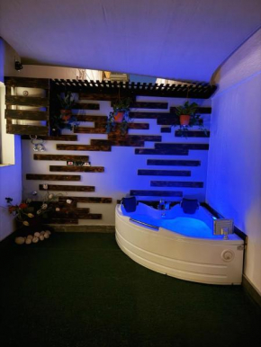 Private Jacuzzi suite apartment with garden